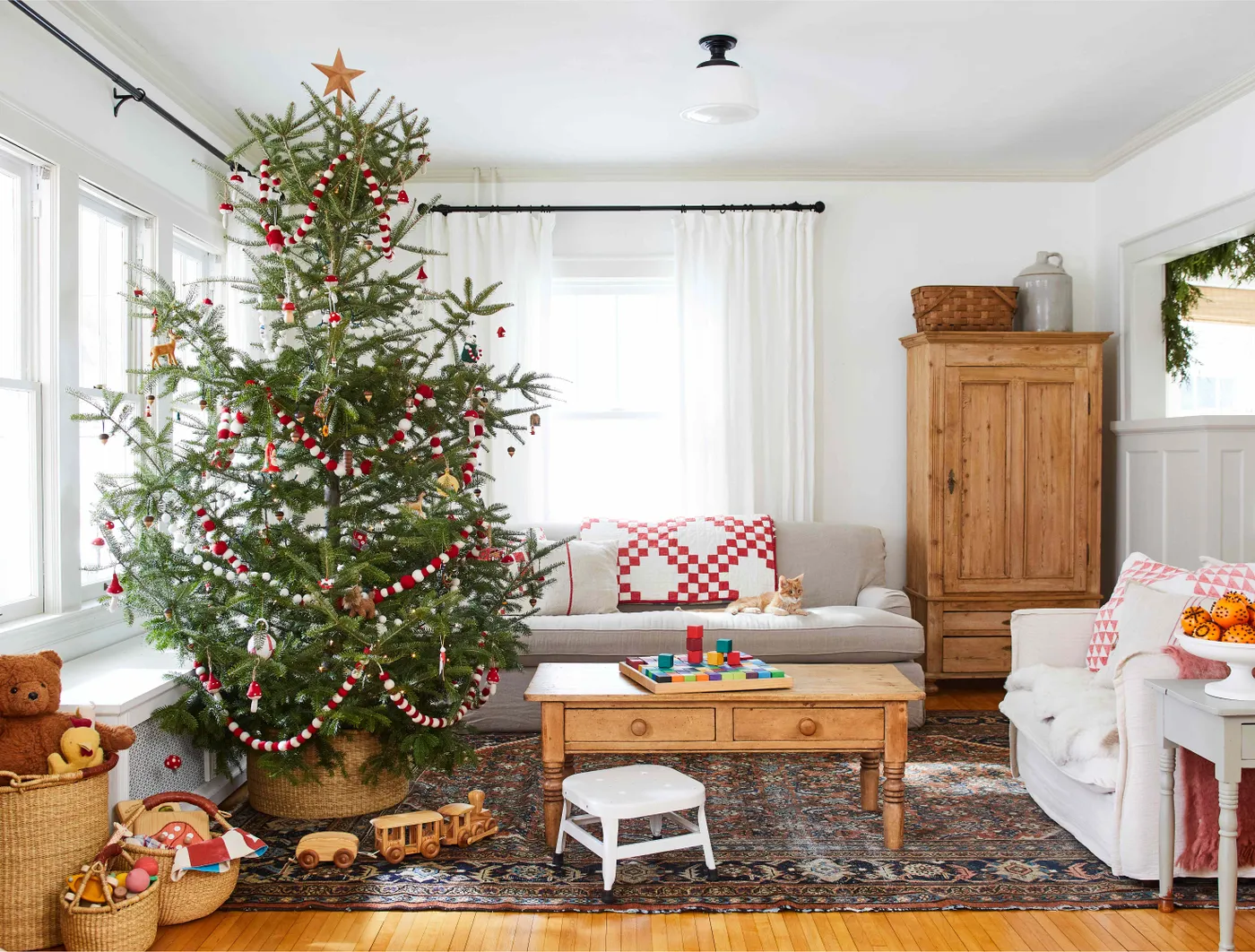10 Christmas Tree Decorating Trends to Try This Holiday Season