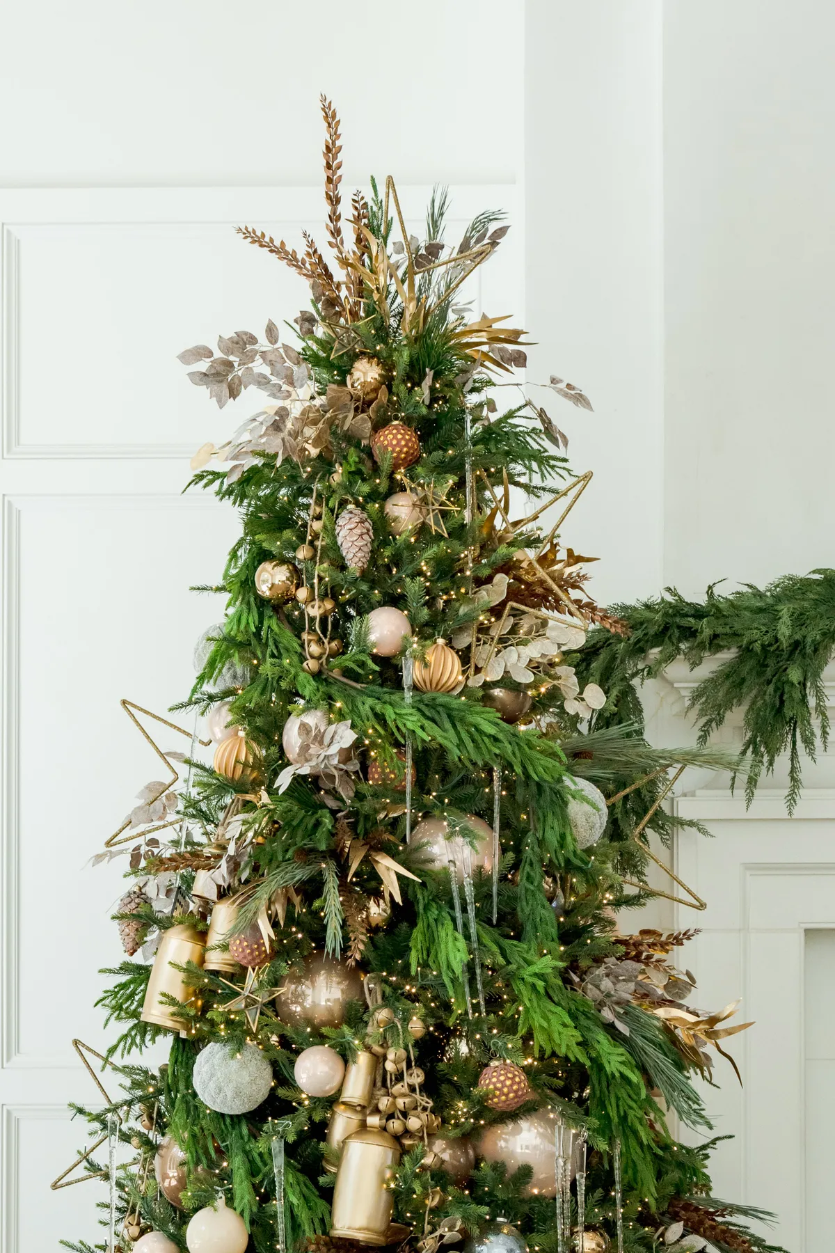 10 Creative Christmas Tree Decorating Ideas For The Holidays Trendy Boutique Gold Holiday Tree Decor