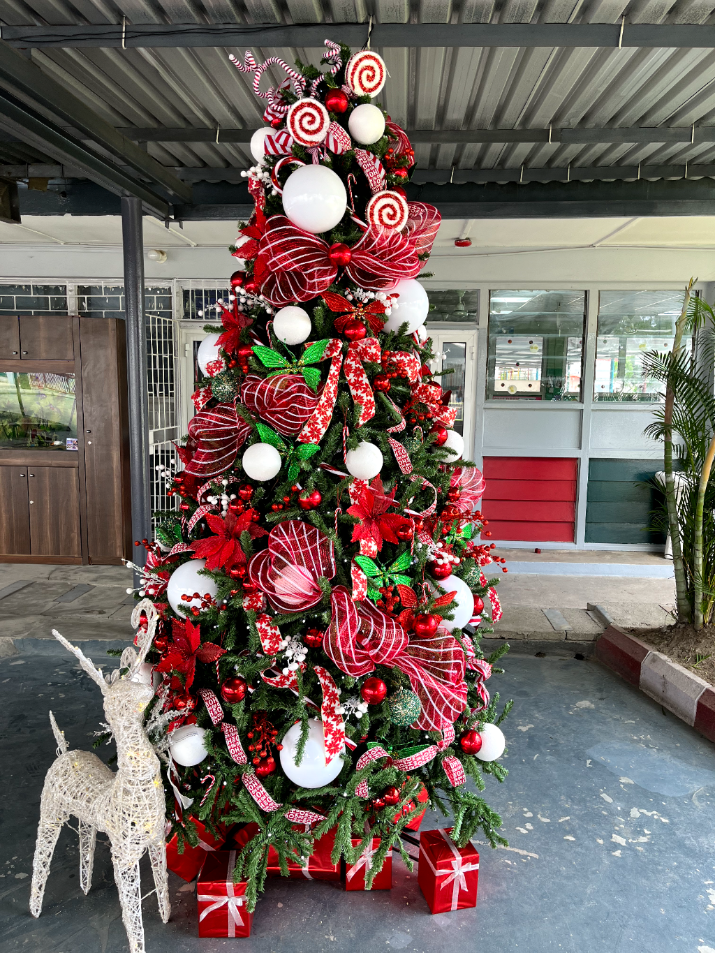 10ft Traditional Green Christmas tree with red and white ornaments – The Gift & Christmas Company