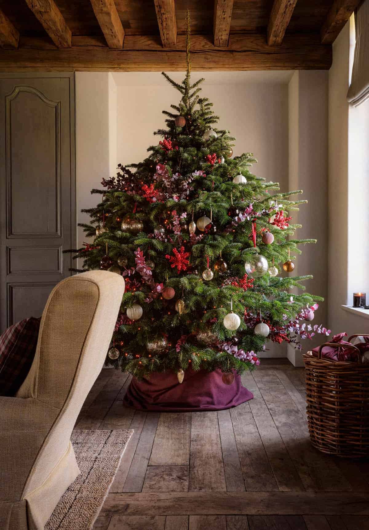 11 Red Christmas Tree Décor Trends to Try This Year | Masons Home Decor