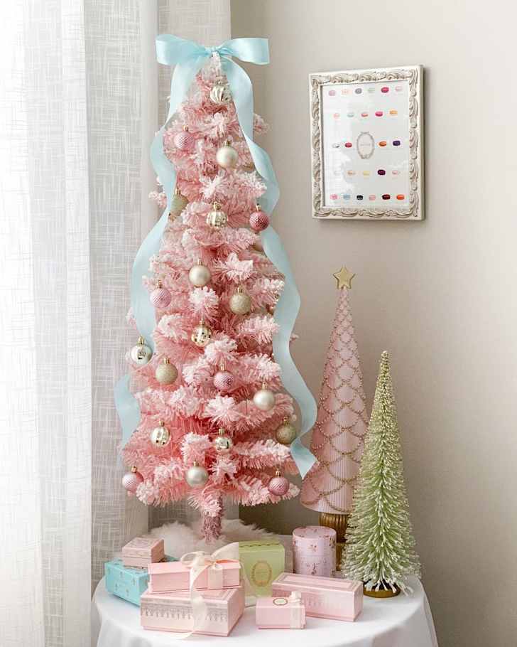 11 Ways to Make a Small Space for a Christmas Tree So Festive | Apartment  Therapy