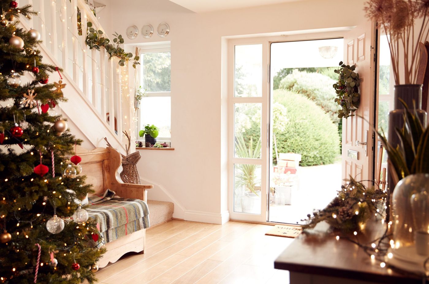 14 Christmas Entryway Decoration Ideas to Try This Year
