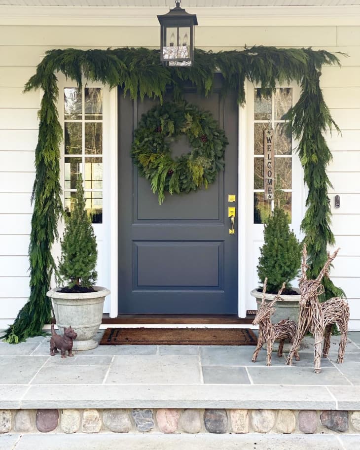 15 Christmas Door Decoration Ideas (With Inspiring Photos) | Apartment  Therapy