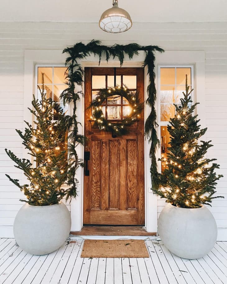 15 Christmas Door Decoration Ideas (With Inspiring Photos) | Apartment  Therapy