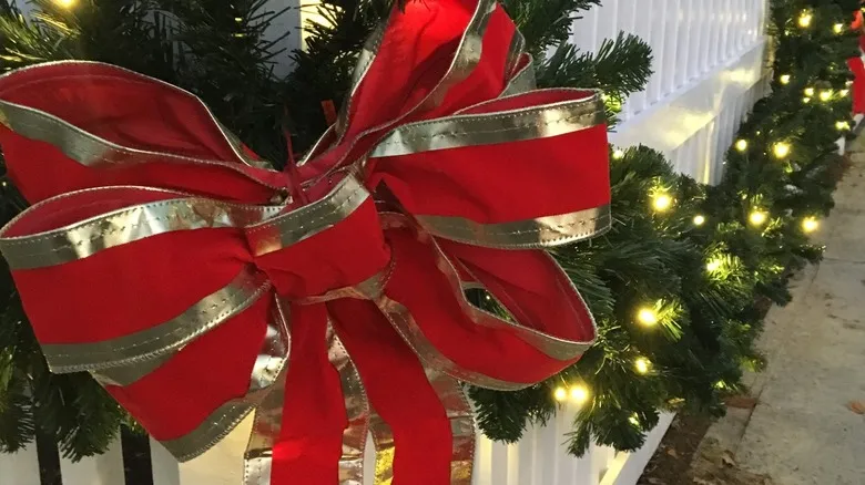 16 Festive Ways To Decorate An Outdoor Fence For The Holidays