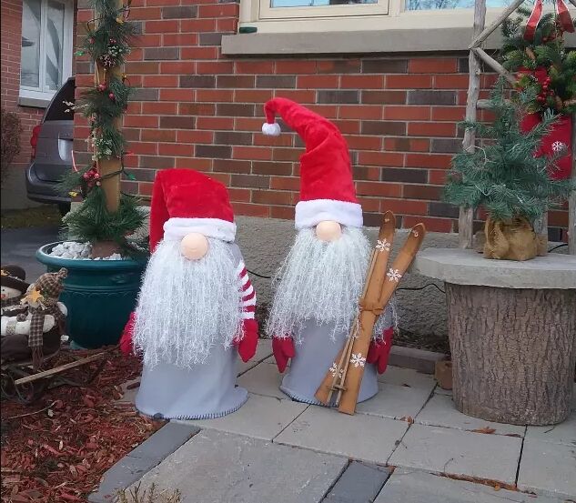 17 DIY Outdoor Christmas Decorations For Your Yard & Porch | Hometalk