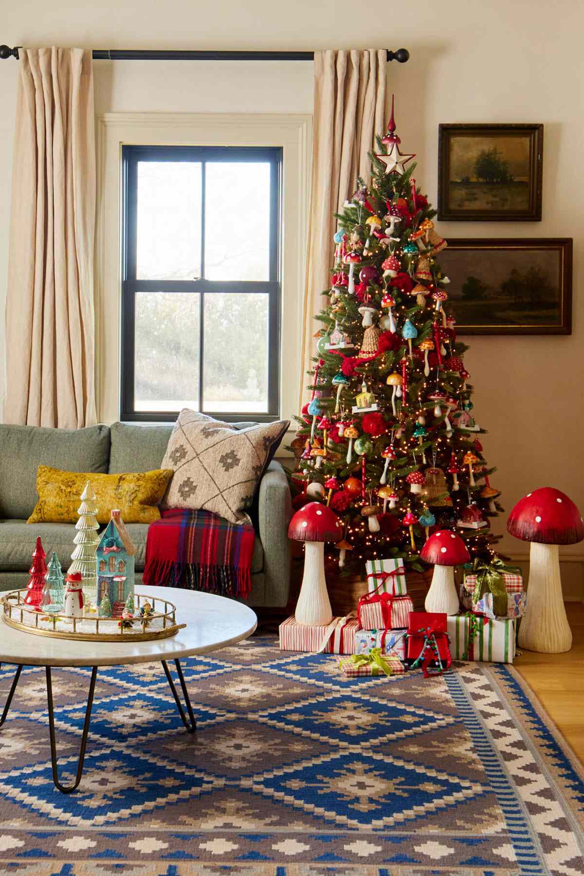 20 Festive Christmas Living Rooms