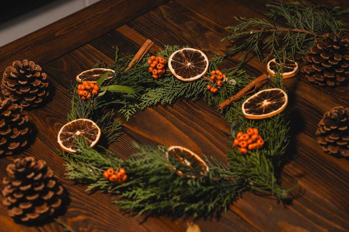 23 Ideas and 8 Tips for Christmas Decor Around Mirror | Primo