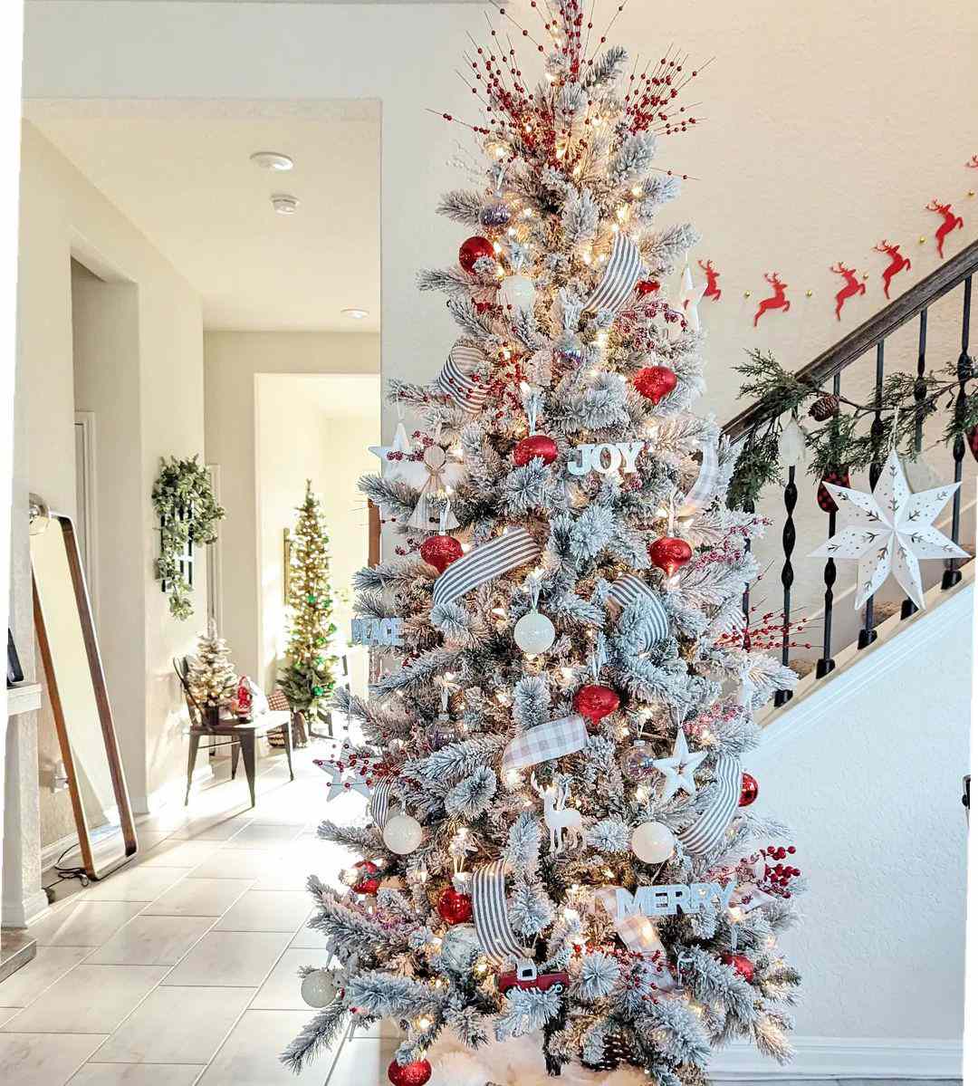 27 Flocked Christmas Tree Decorating Ideas That Will Charm You