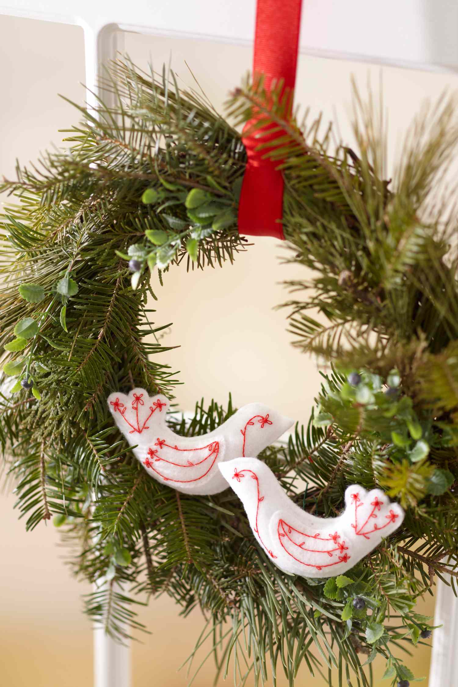 28 DIY Felt Ornaments for a Festive Christmas Tree