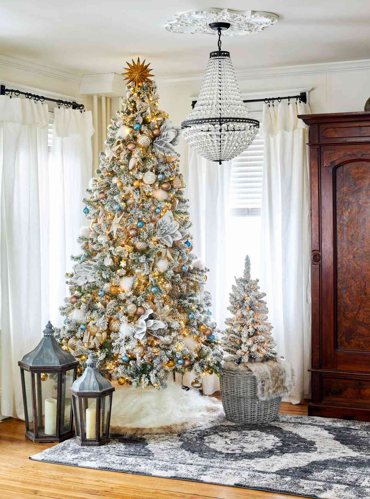 31 Stunning Ways to Decorate a White Christmas Tree