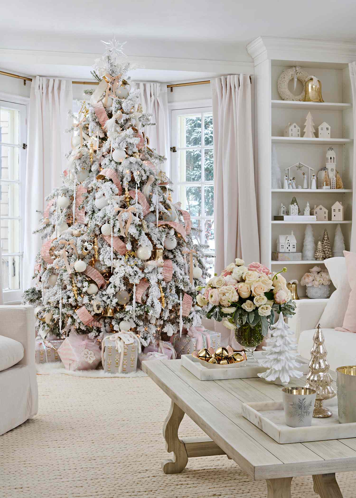 31 Stunning Ways to Decorate a White Christmas Tree