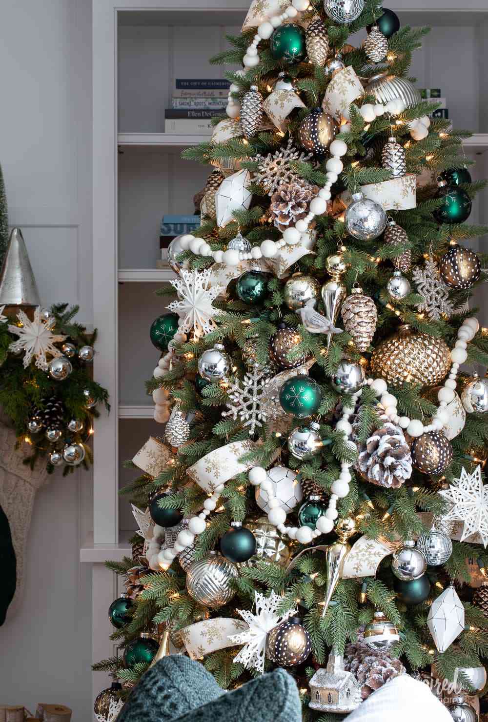 47 Christmas Tree Themes For an Elevated Look That Will Impress Your Guests