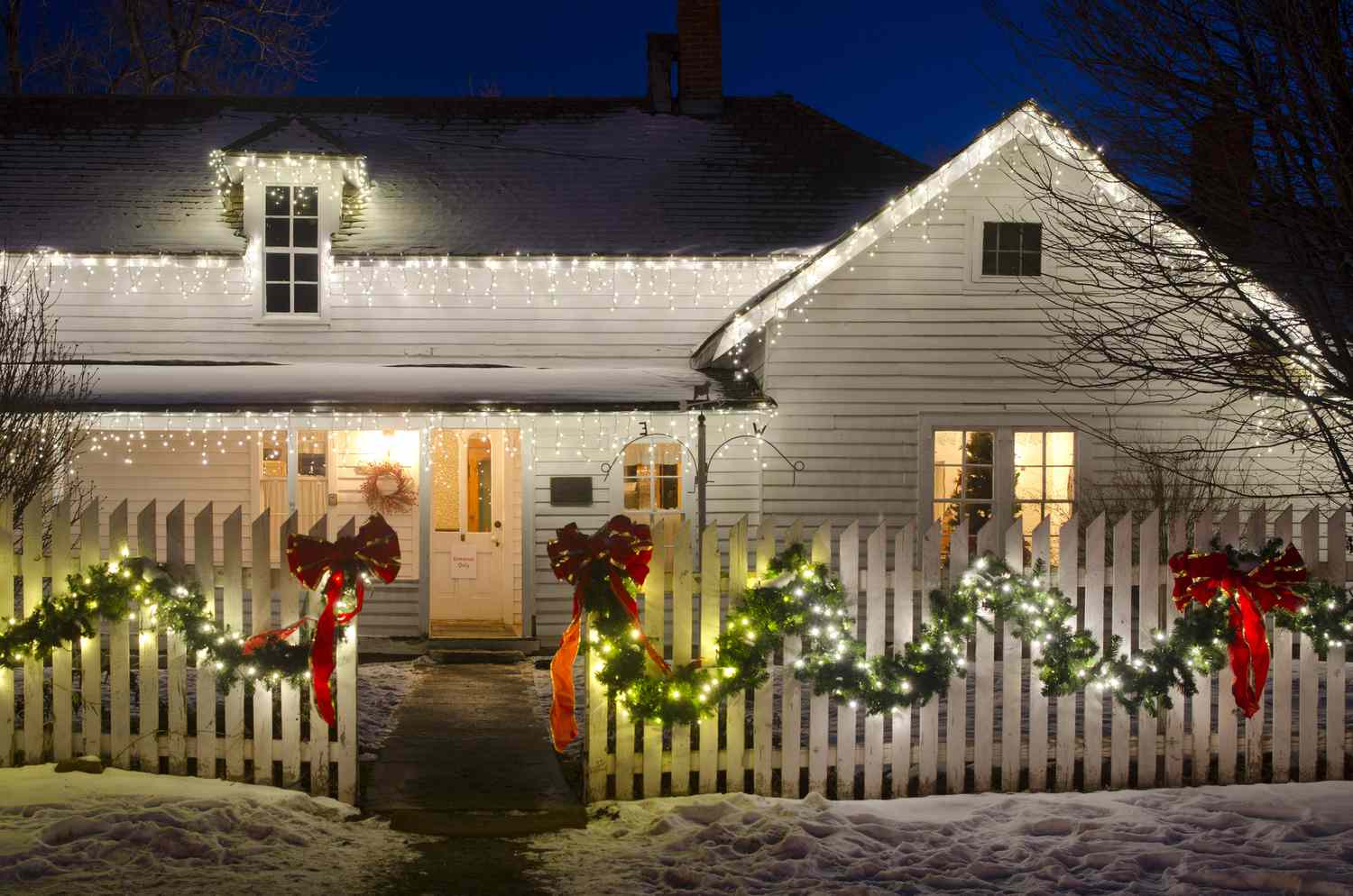51 Outdoor Christmas Lights Ideas to Brighten Your Holiday