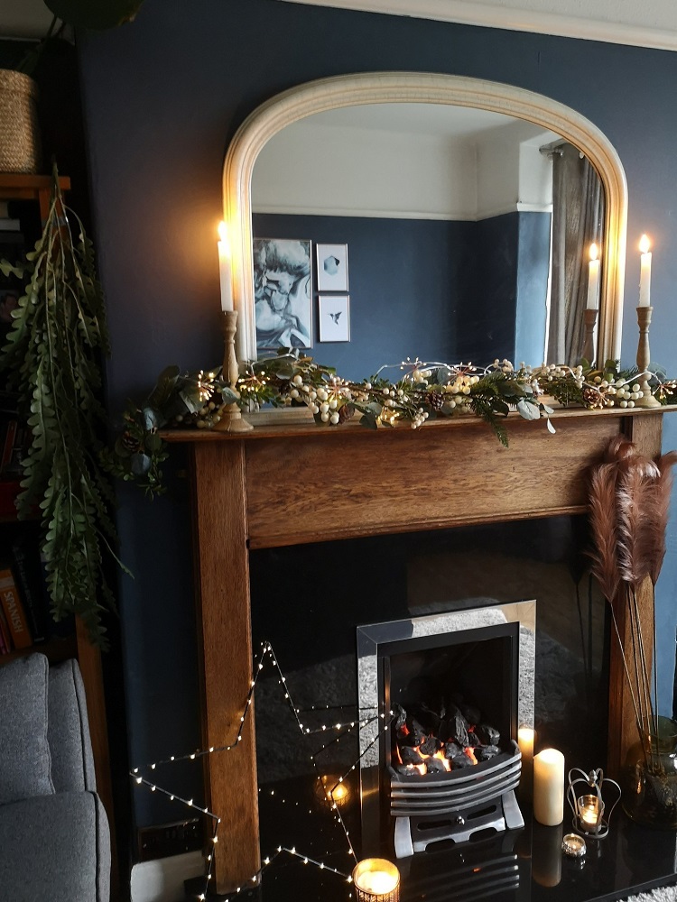 7 Easy Decor Ideas To Style A Christmas Fireplace, Mantel Or Shelf -  Tidylife