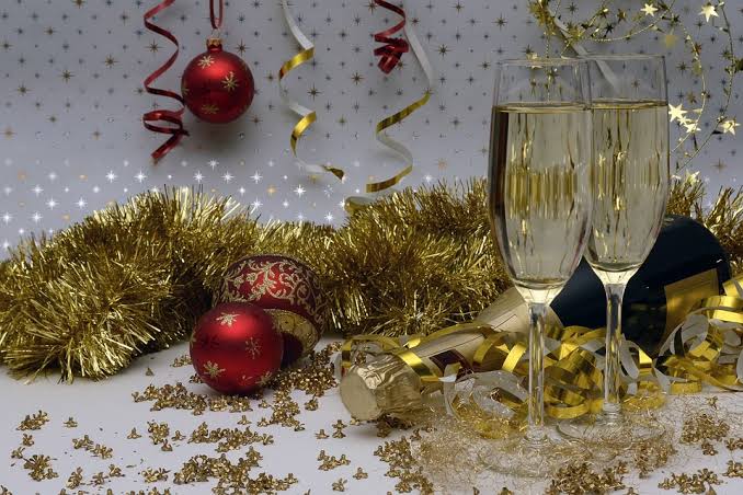 7 Ways To Reuse Christmas Decorations For Your New Years Eve Party – Avas  Flowers