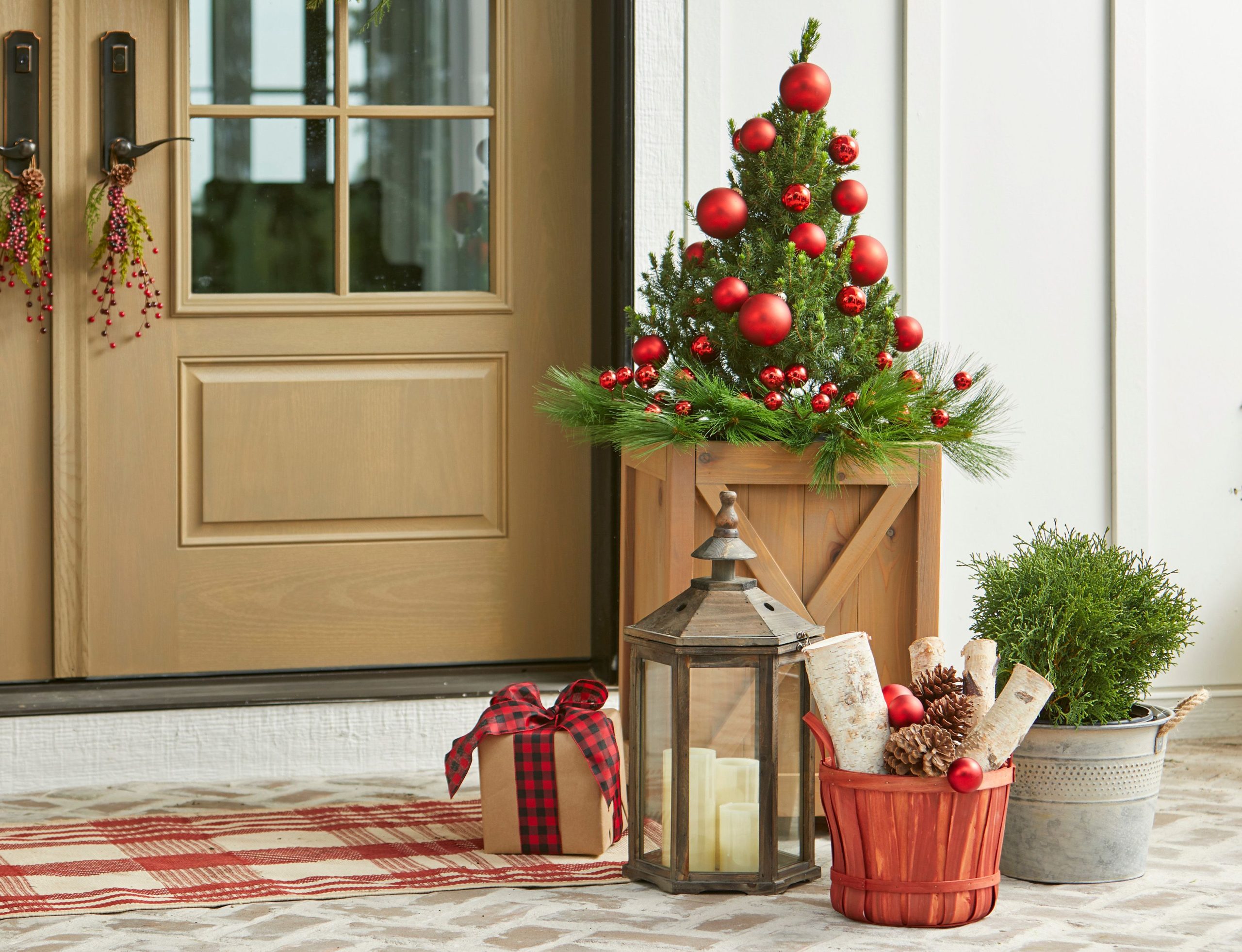8 DIY Outdoor Christmas Decorations You Can Make Yourself
