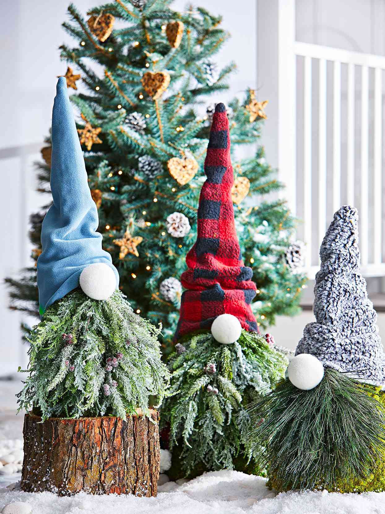 8 DIY Outdoor Christmas Decorations You Can Make Yourself