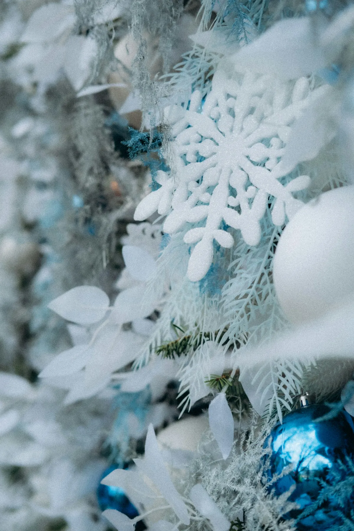 A blue and white christmas tree with snowflakes - Free Photo on Unsplash