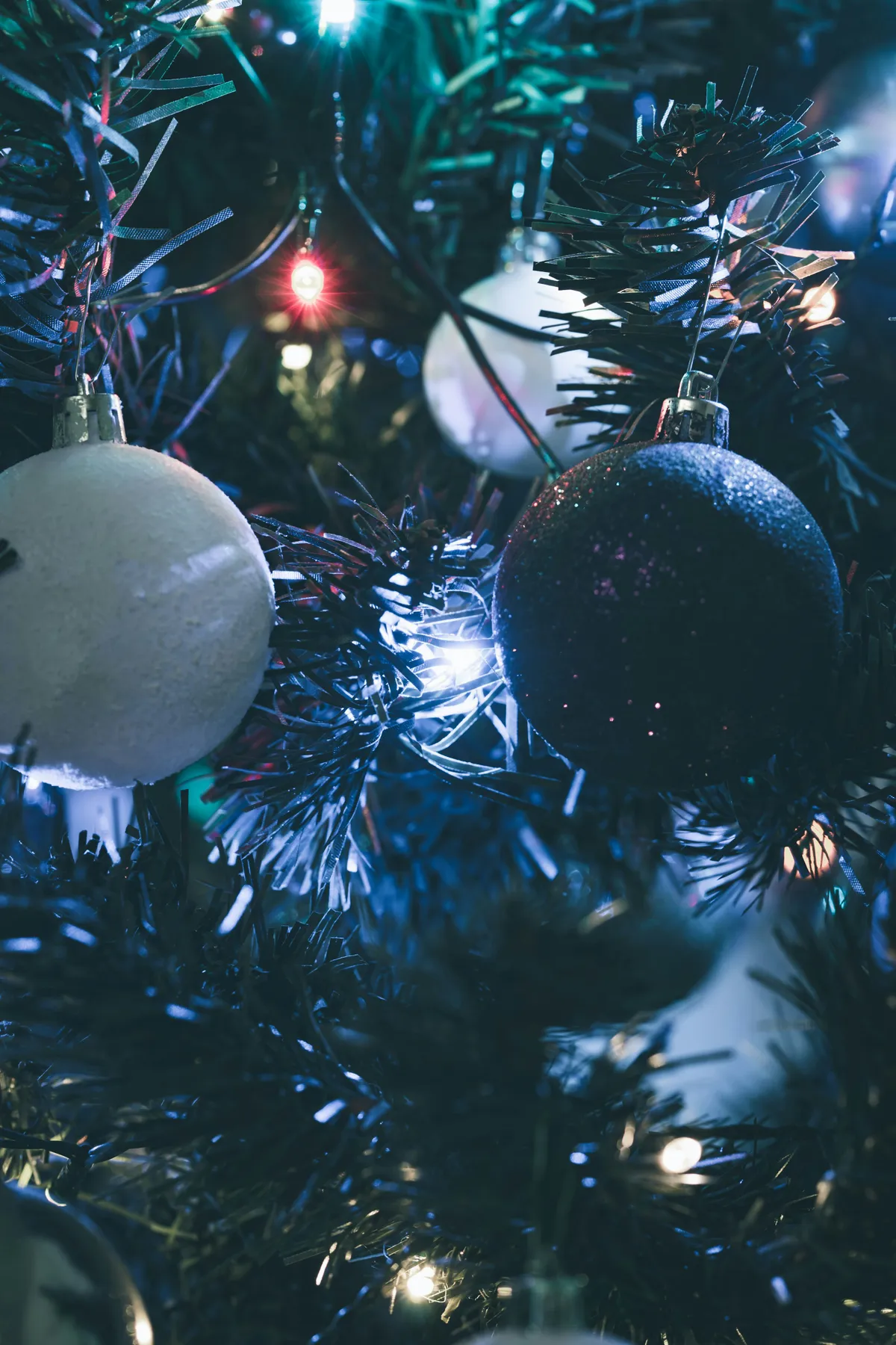 A close up of a christmas tree with ornaments - Free Photo on Unsplash