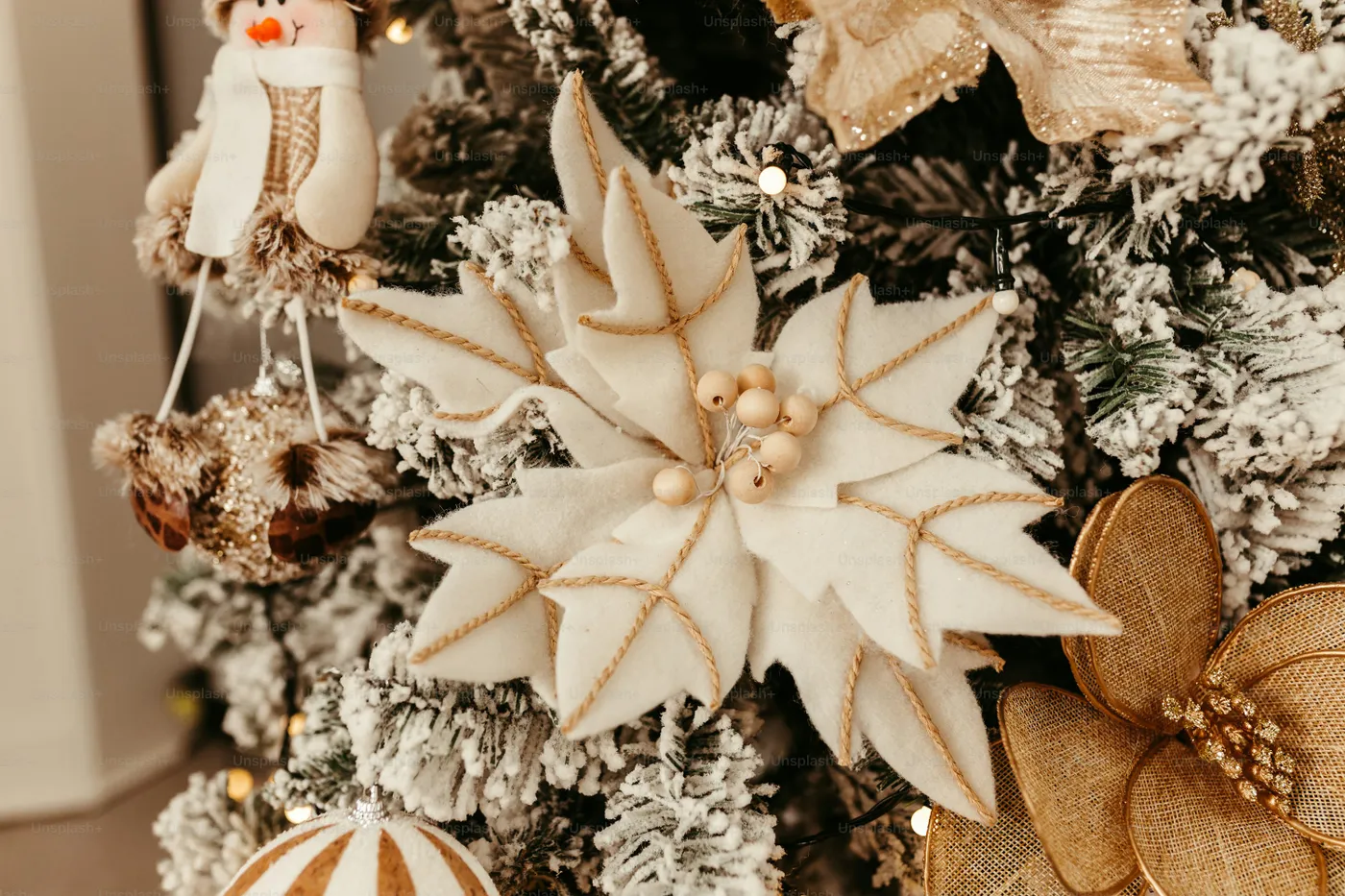 A close up of a christmas tree with ornaments photo – Christmas Image on  Unsplash