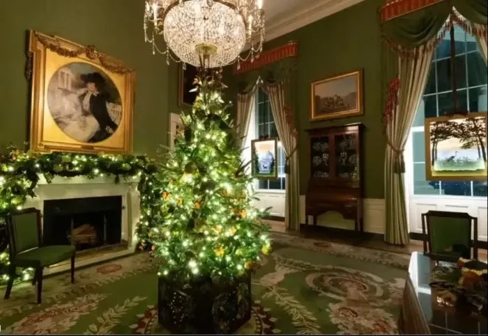 A Complete Guide To Christmas Colors - The Christmas Loft