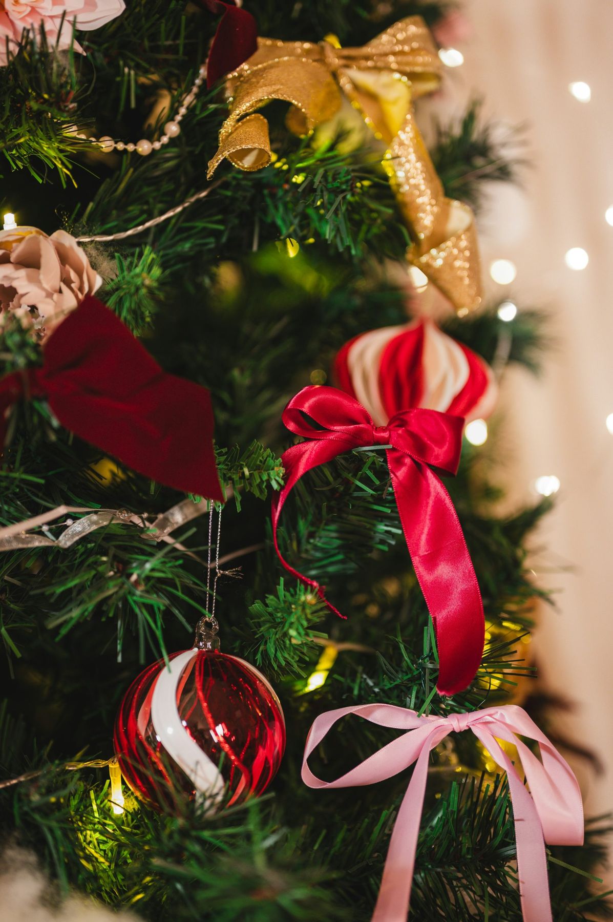 A decorated christmas tree with red and gold ornaments