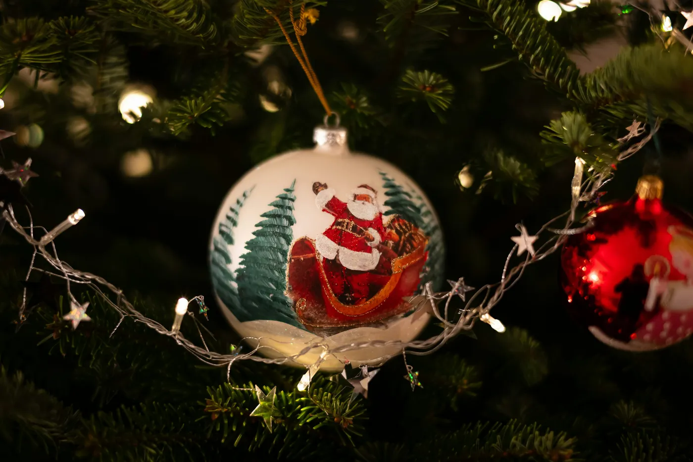 A hot air balloon ornament hanging from a christmas tree - Free Photo on  Unsplash