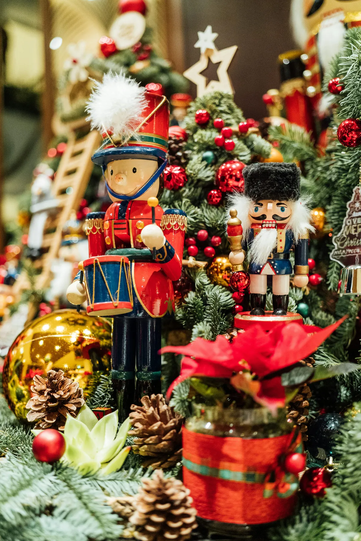 A nutcracker and soldier figurine on a christmas tree - Free Photo on  Unsplash