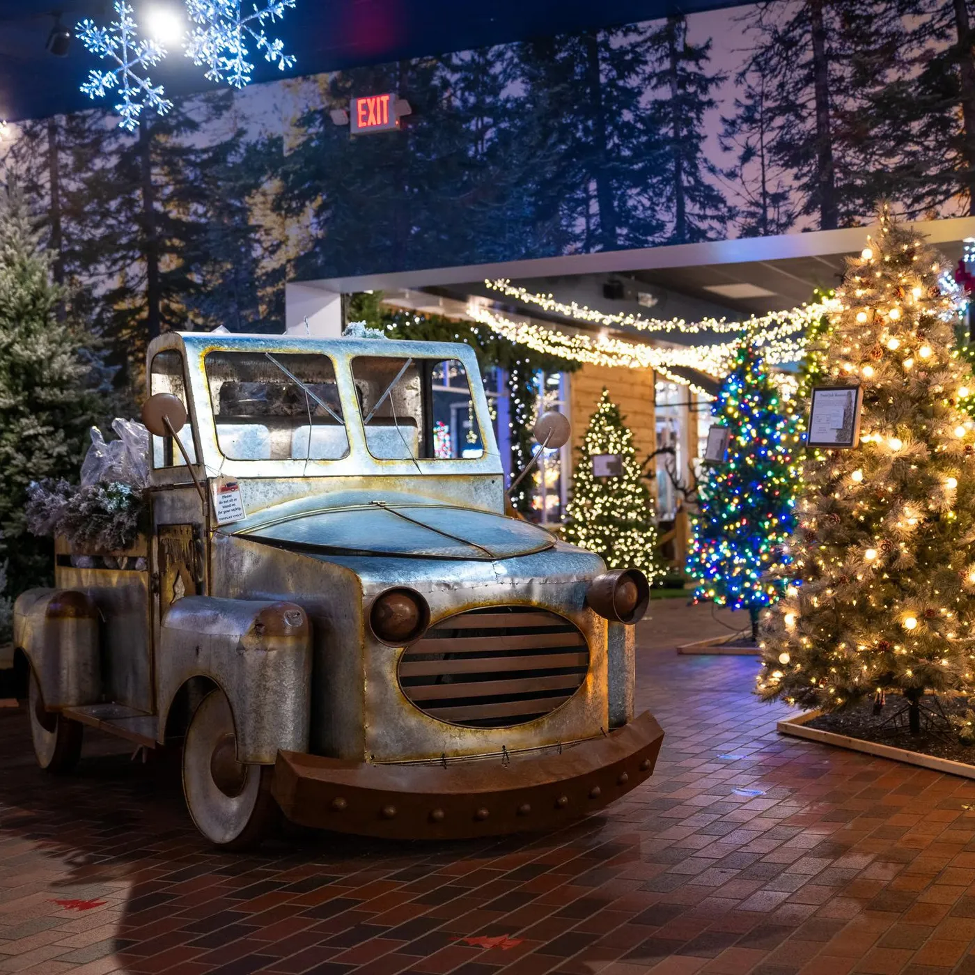About Us: The Incredible Christmas Place Tennessee