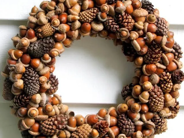 Acorn and Pinecone Wreath | HGTV