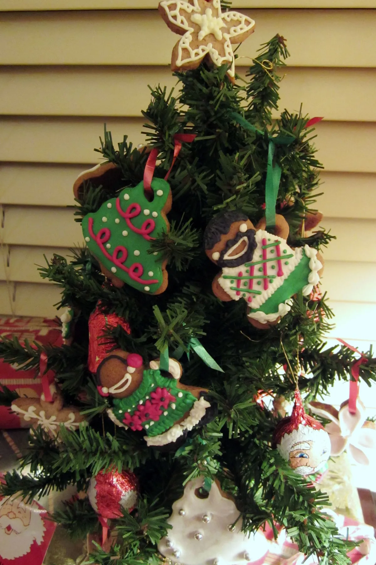 Adorable Edible Mini Christmas Tree With Cookie Ornaments! : 6 Steps - Instructables