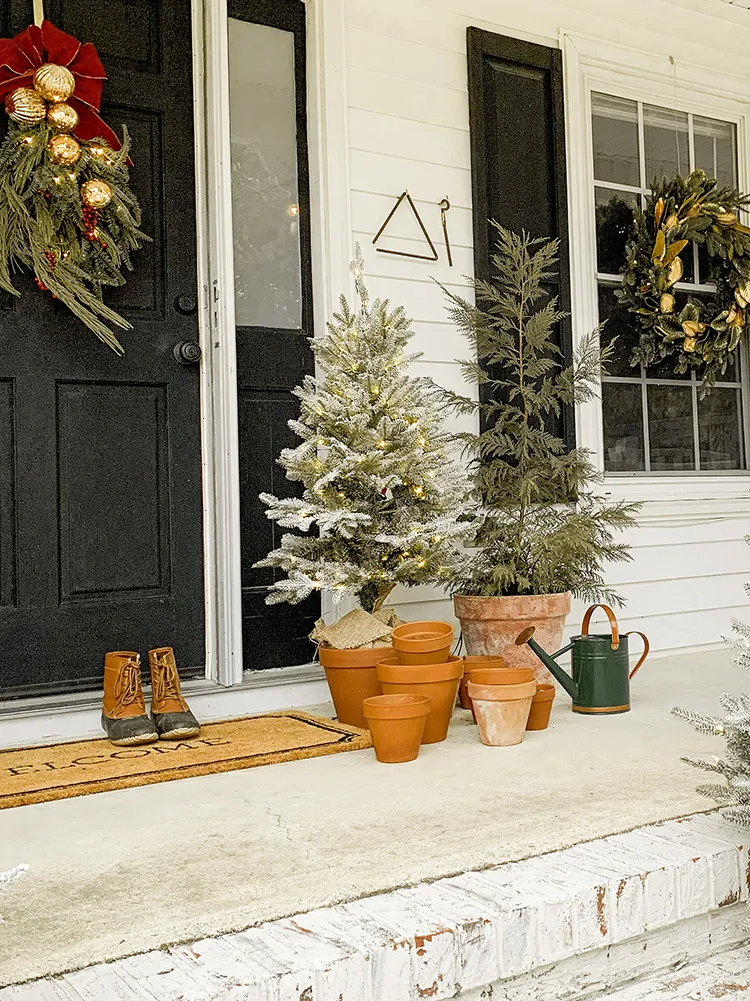 An Old Fashioned Christmas Front Porch Tour – It's A Wonderful Life Style | We Lived Happily Ever After