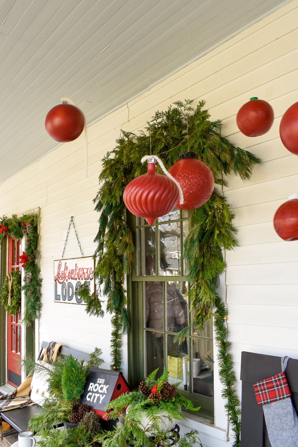 Awesome outdoor Christmas decorations for festive looks – VinWonders