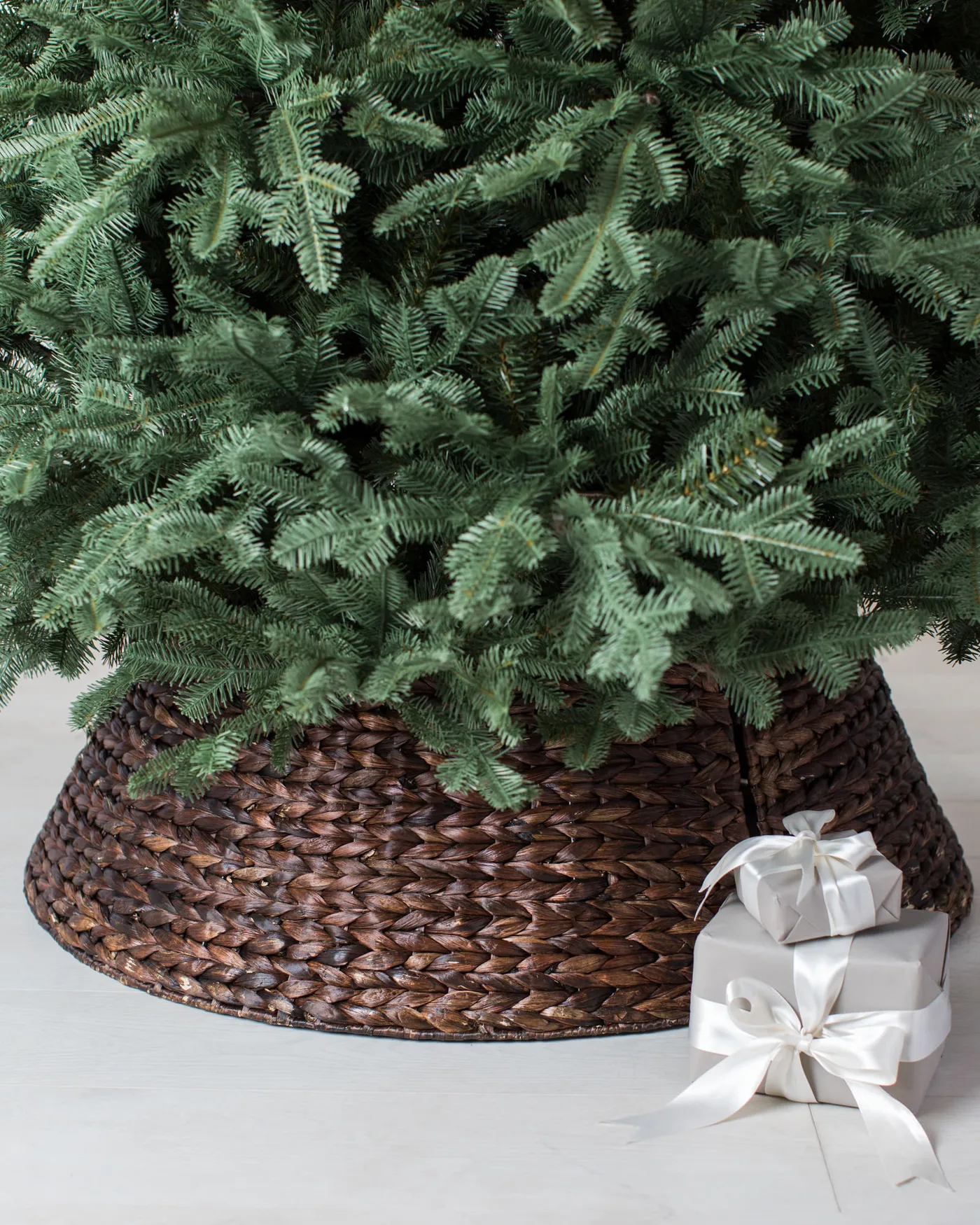 Balsam Hill - 2023 Tree Book - 33' Chestnut Woven Tree Collar