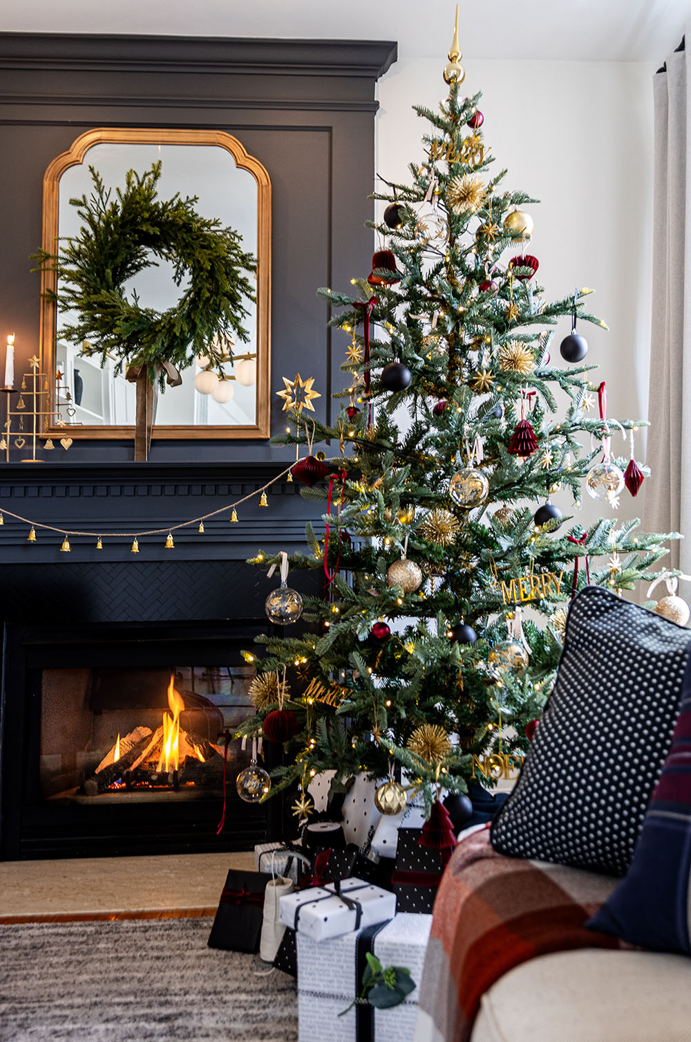 Black, White & Burgundy Christmas Home Tour - Remodelando la Casa