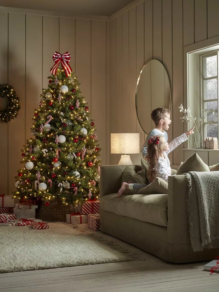 Candy Cane Theme Living Room Christmas Tree Decorations: Influencer's Candy  Cane Inspired Decor