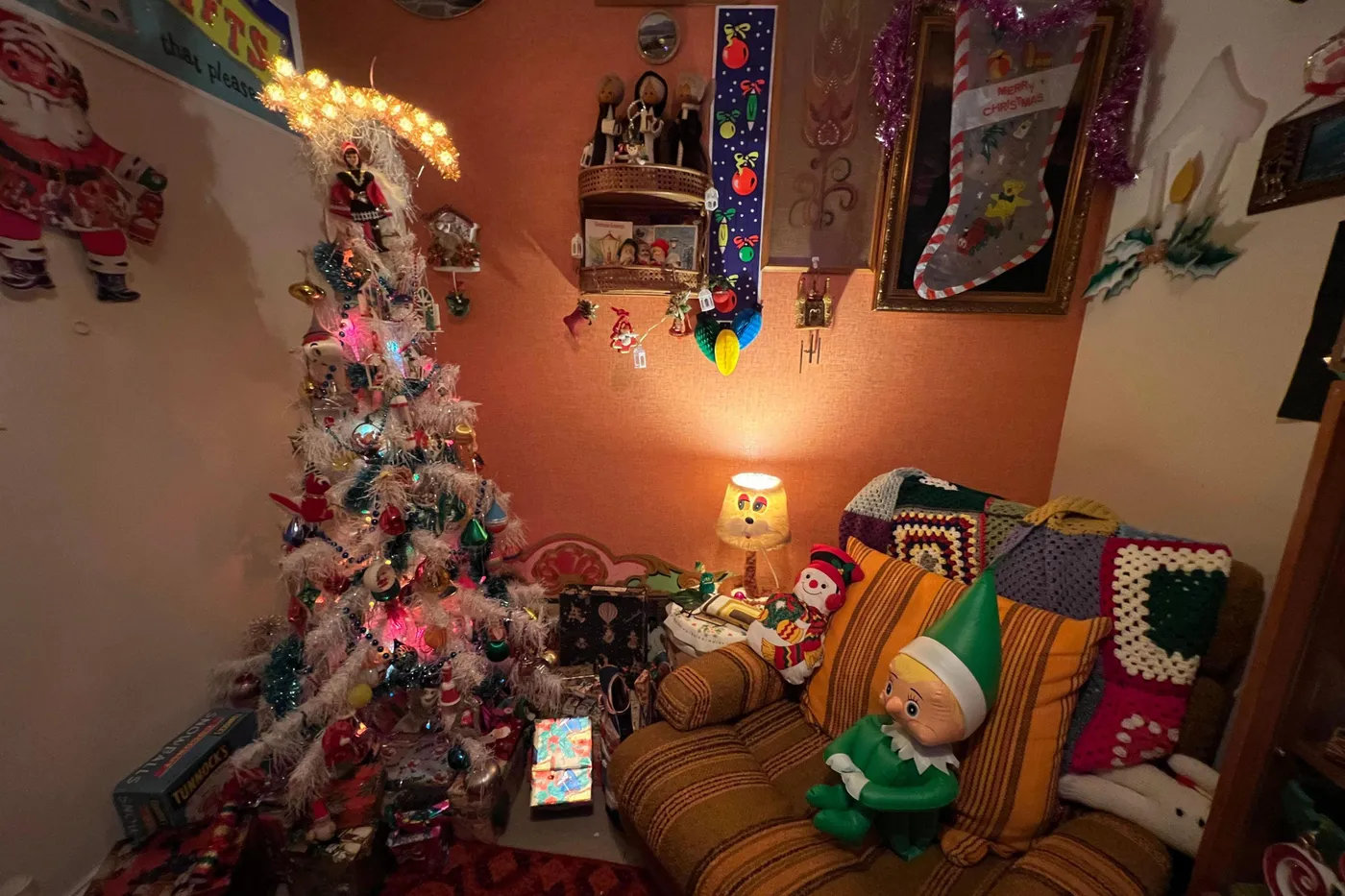Cardiff woman fills home with more than 1,000 retro Christmas decorations - BBC News