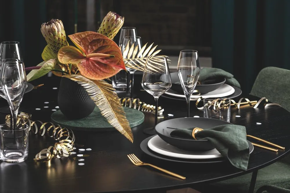 Celebrate New Year in glamorous style - with even the table donning a “little black dress” for the occasion | Villeroy & Boch