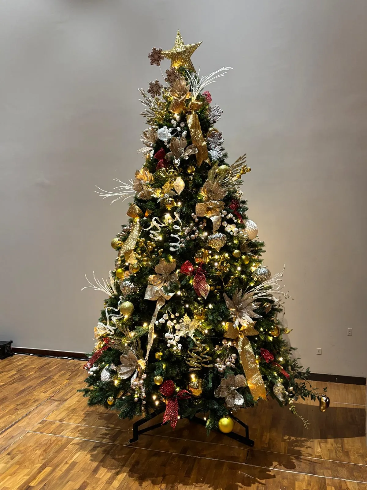 Celestial Glow – Blue, Red & Champagne Gold Christmas Tree | Twinkle Jingle Services