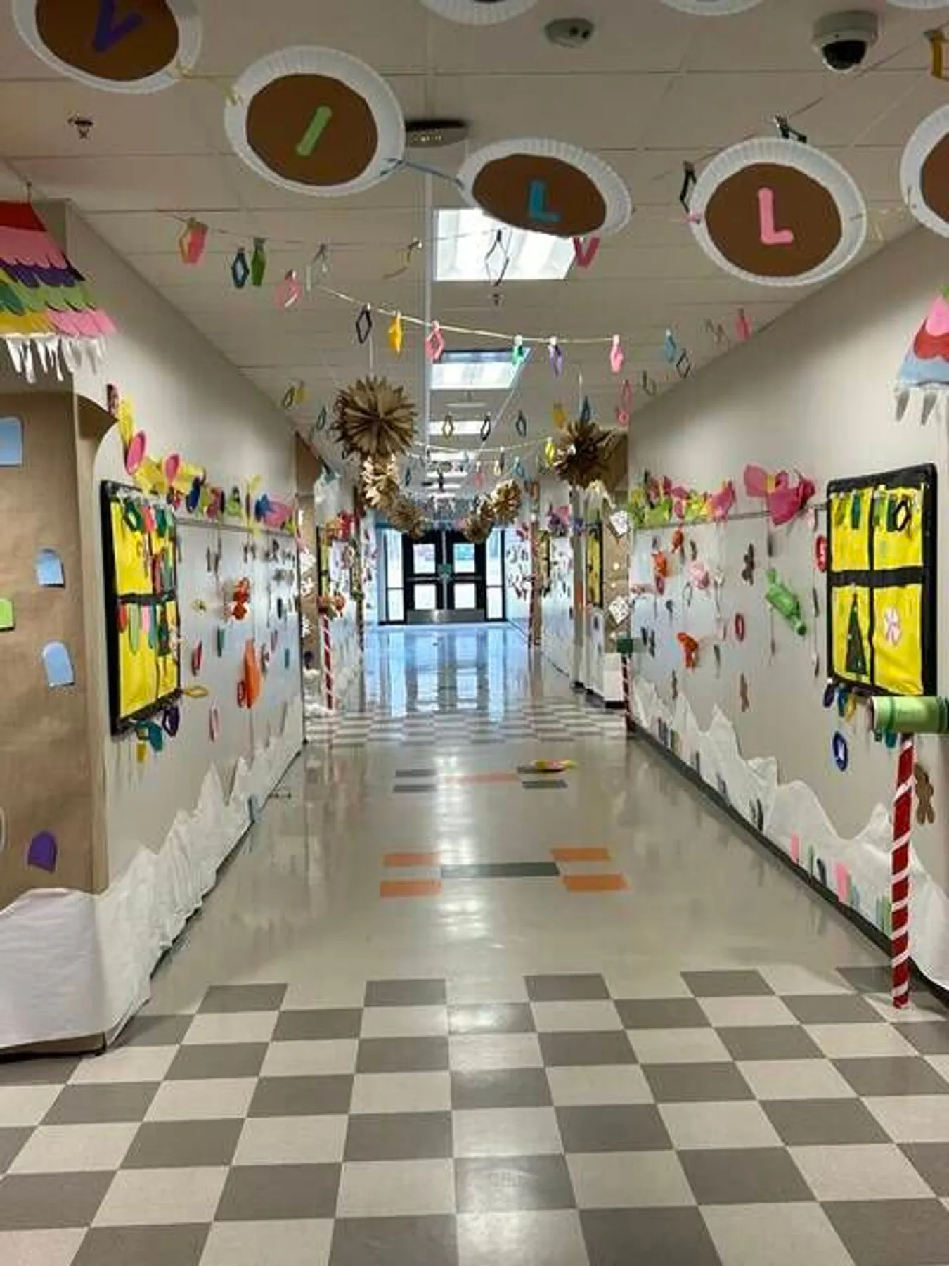 Chesaning Middle School livens up hallways with decorating c...
