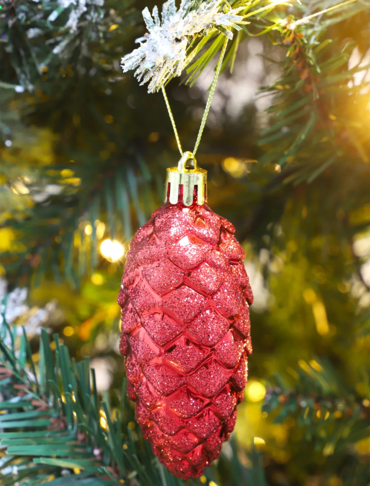 Christmas Concepts® Pack of 6-90mm Pine Cone Baubles – Shiny and Glitter  Decorated – Luxury Christmas Decorations (Red)
