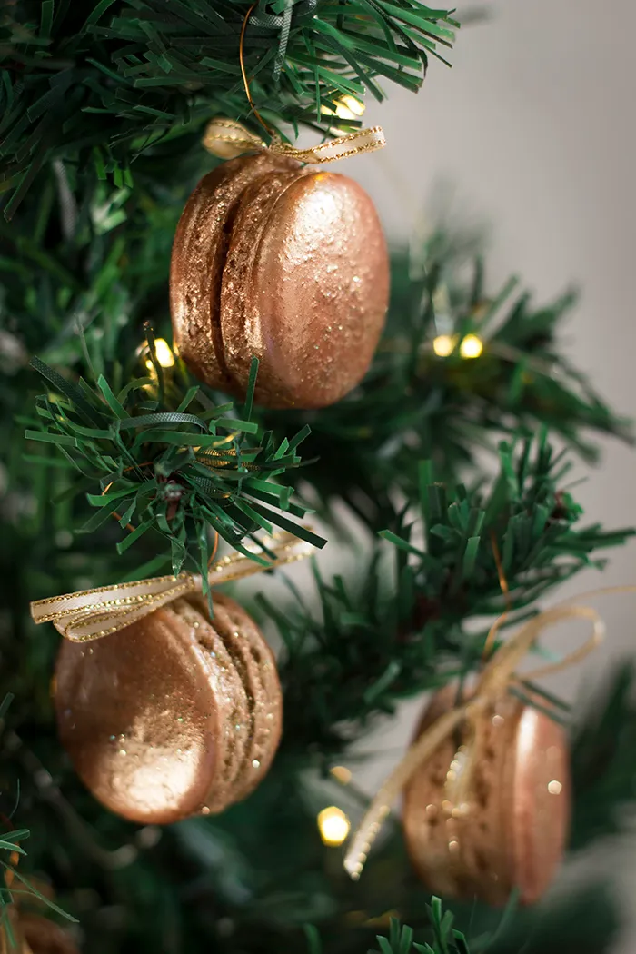 Christmas Gingerbread Macarons - The Kate Tin