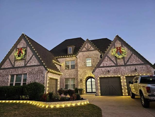 Christmas Light Installation in Melissa Texas - Rooftop Holiday Lighting