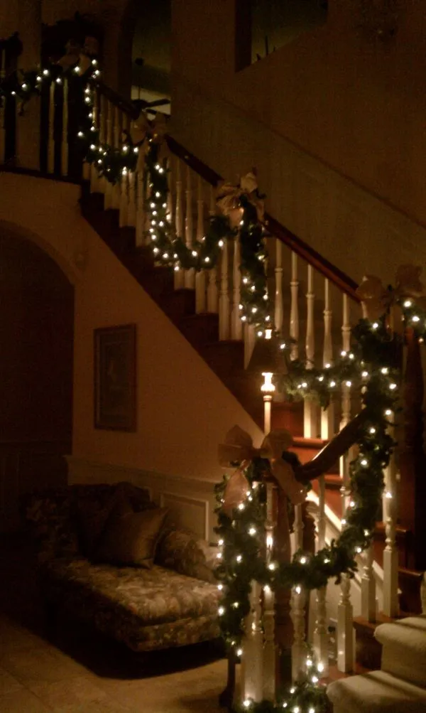 Christmas Stair Decorations – Beautiful Ideas To Spruce The Holiday