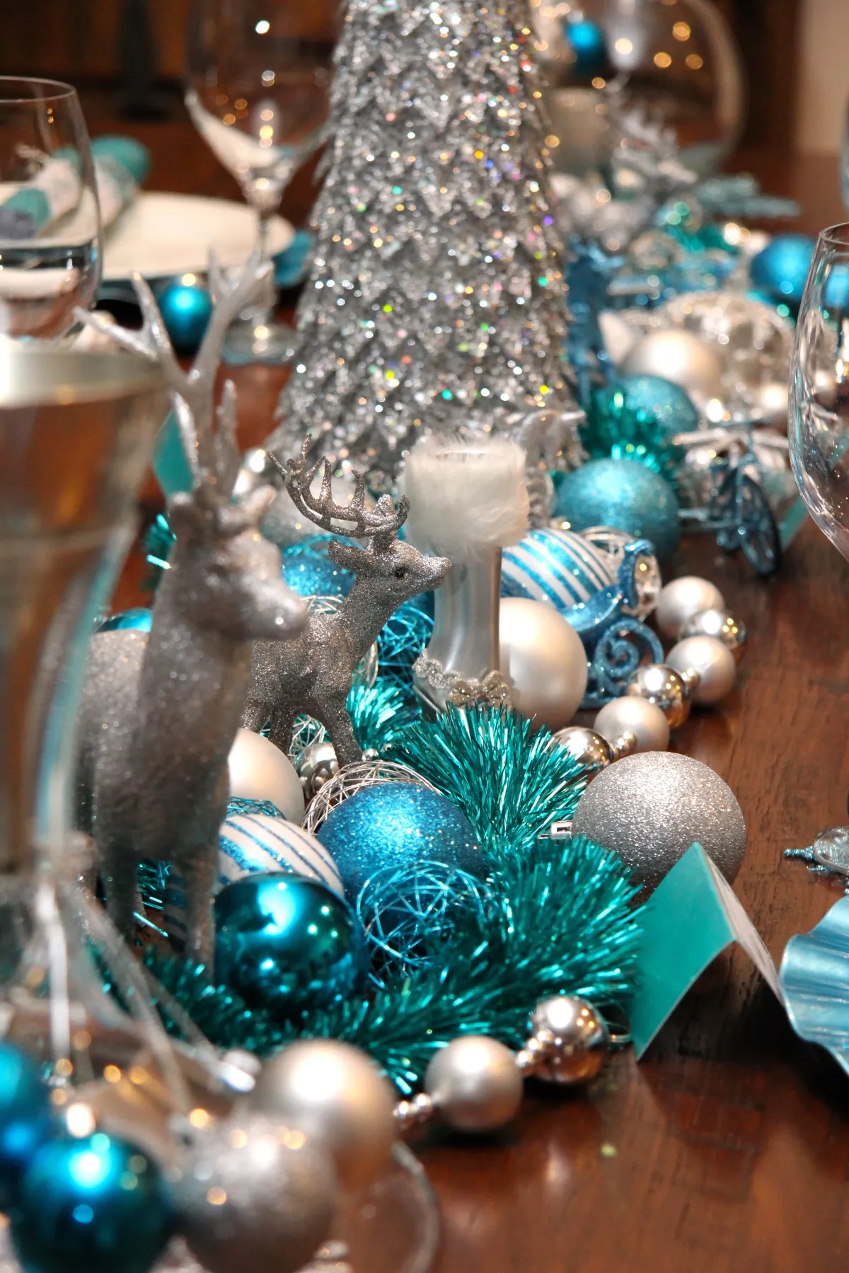 Christmas Table - Chic Blue and Silver Design — Chic Party Ideas