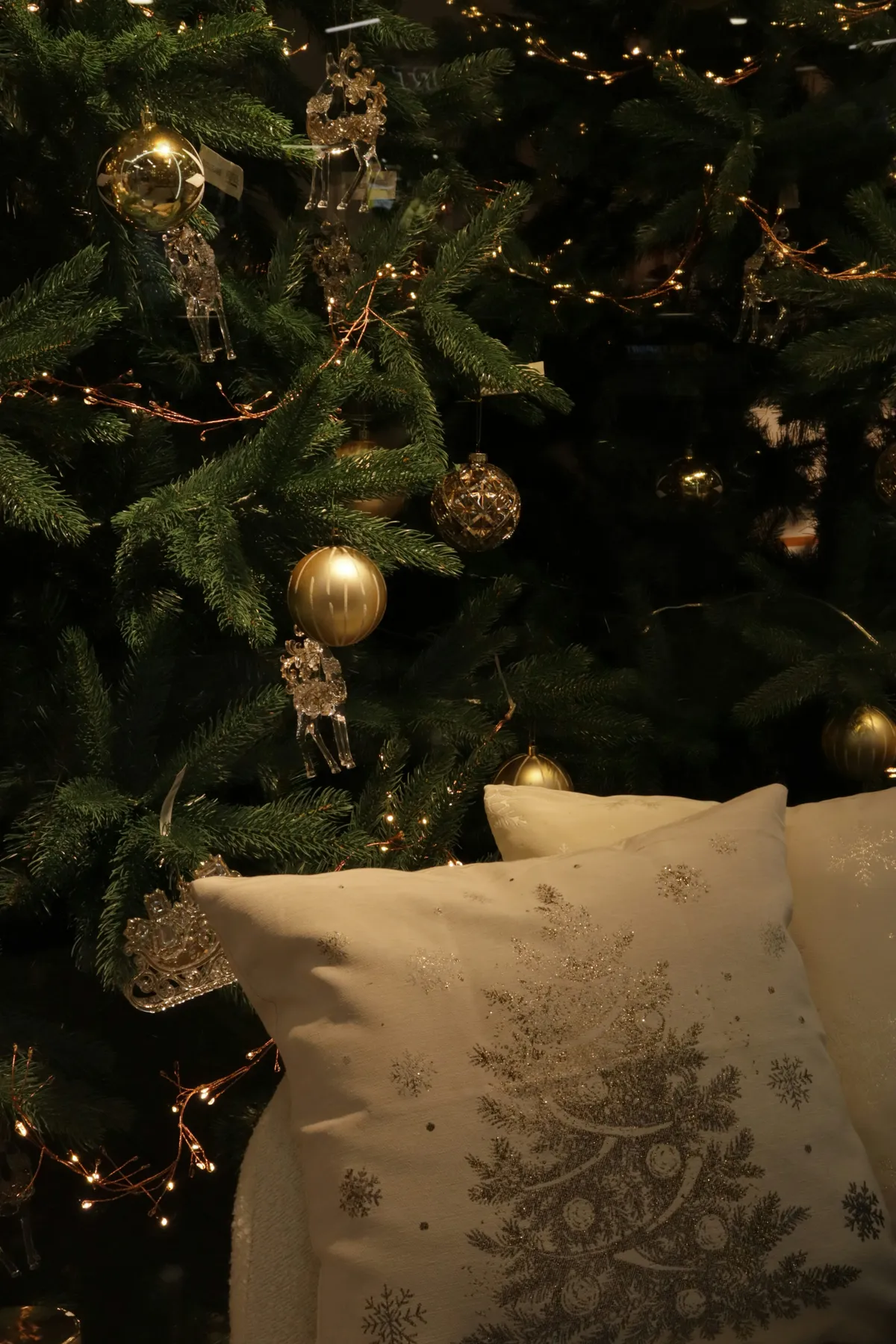 Christmas tree with golden ornaments and pillows - Free Photo on Unsplash