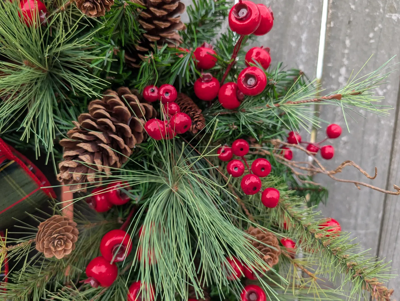 Christmas Wreath, Plaid Holiday Wreath, Elegant Plaid Natural Christmas wreath Red Berry Evergreen Wreath, Berries, Christmas Wreath 460*