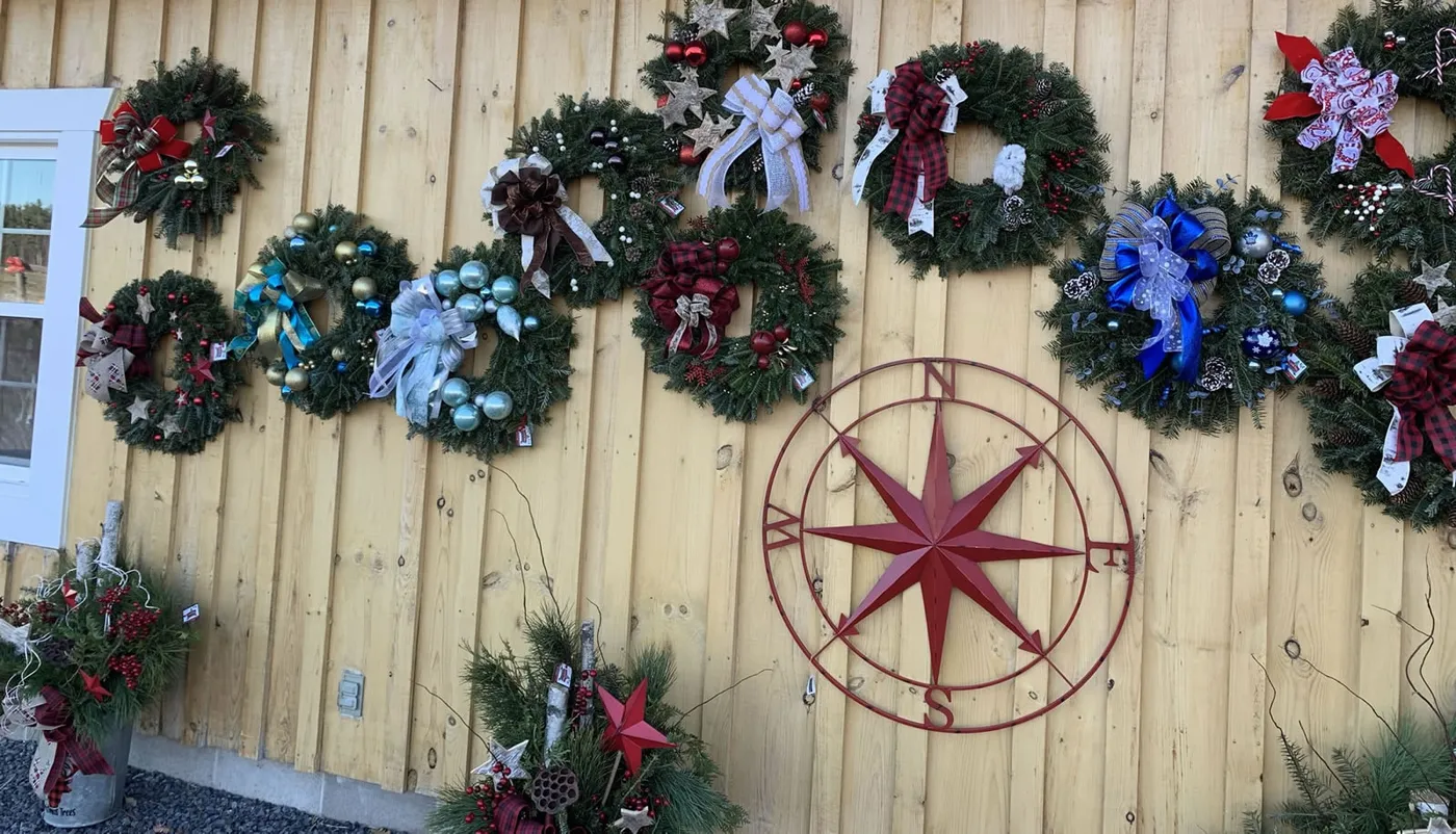 Christmas Wreaths, Planters, Swags & Centrepieces - Cedar Hill Christmas Tree Farm