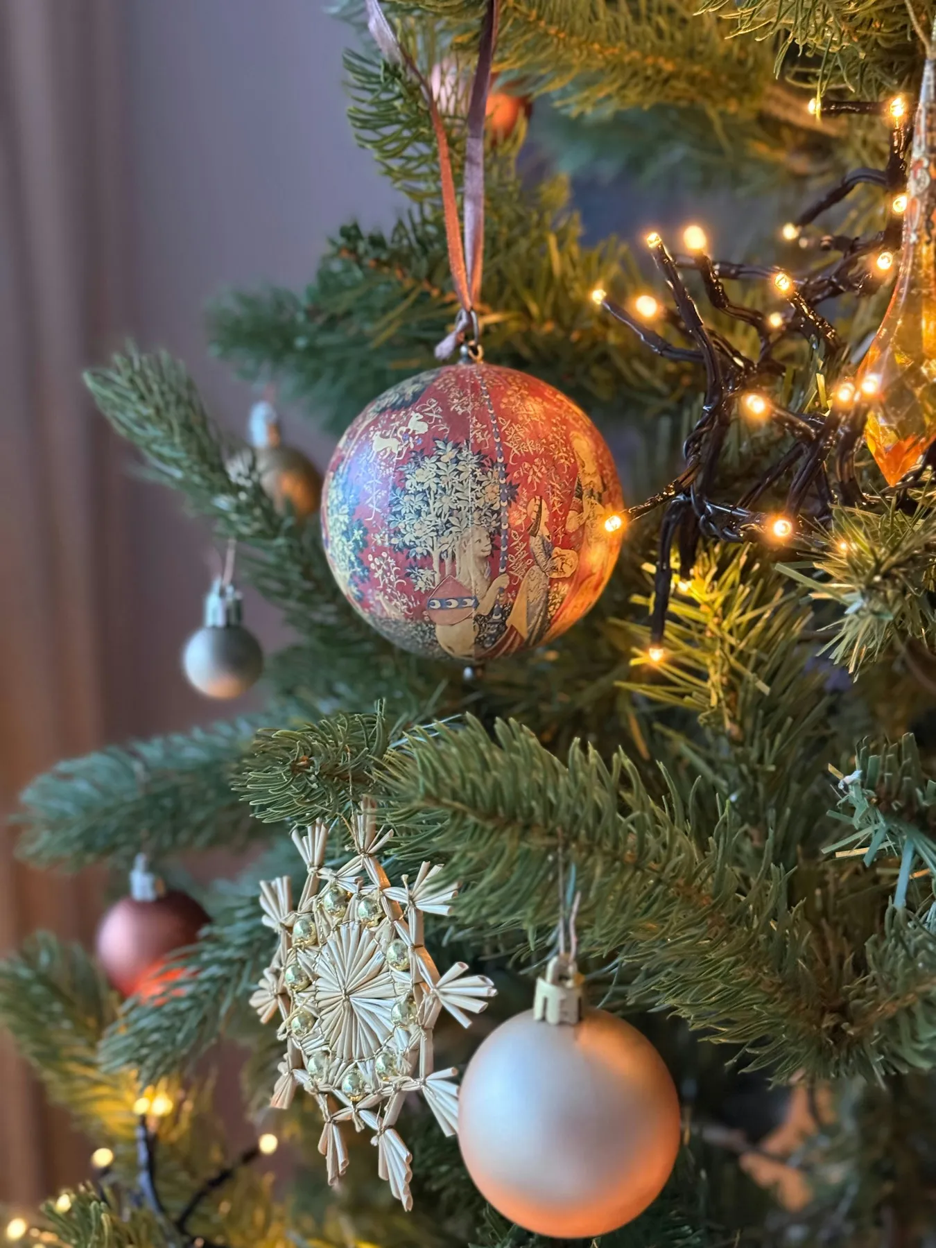 Close-up of decorated christmas tree with ornaments and lights - Free Photo  on Unsplash